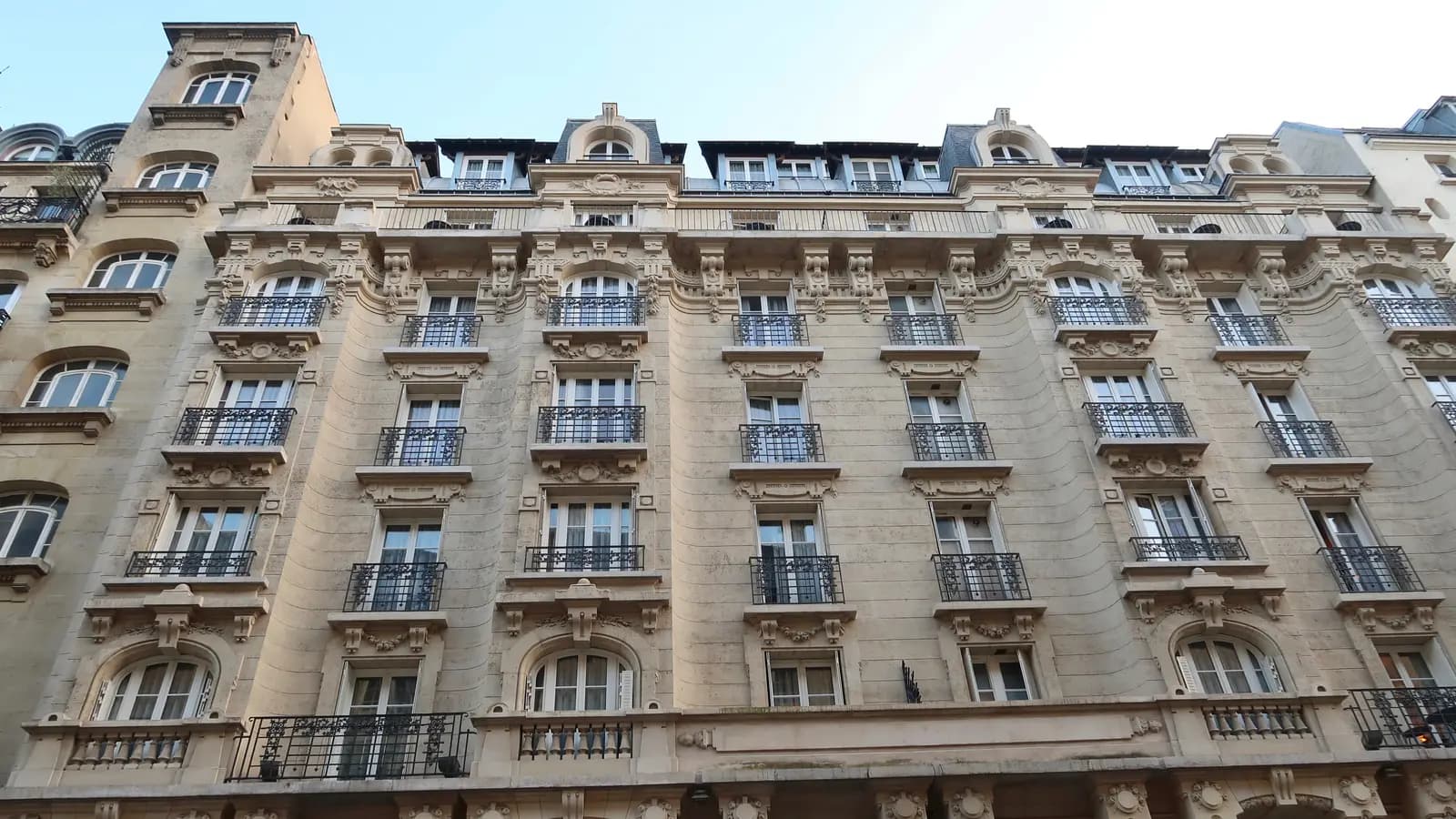 Façade d'immeuble résidentiel.