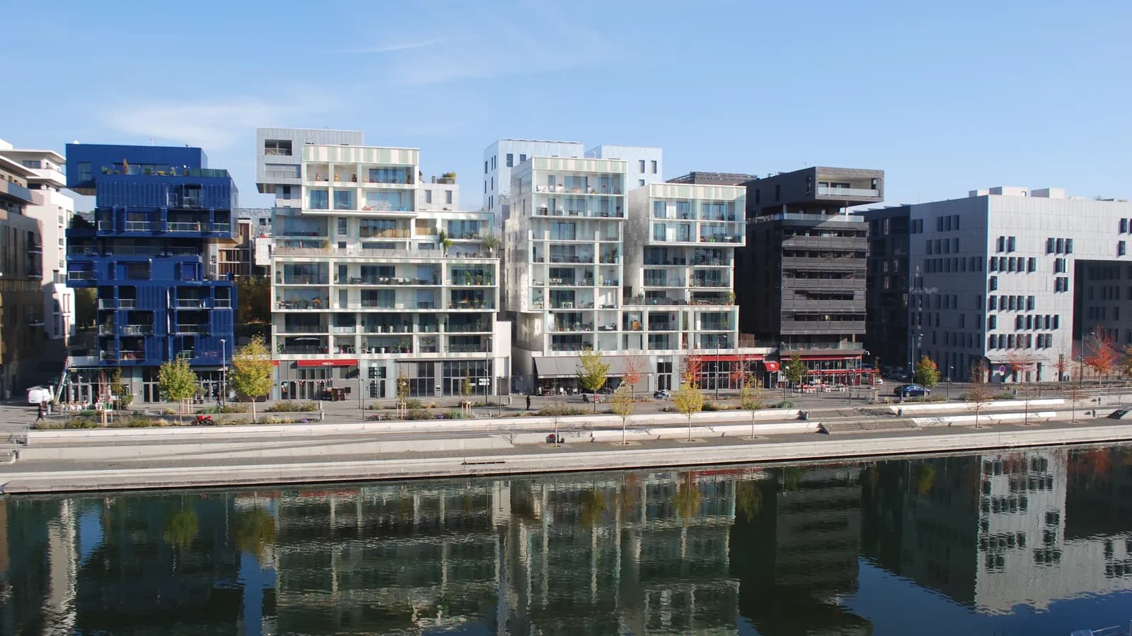 Immeubles d'habitation contemporains au bord de l'eau.