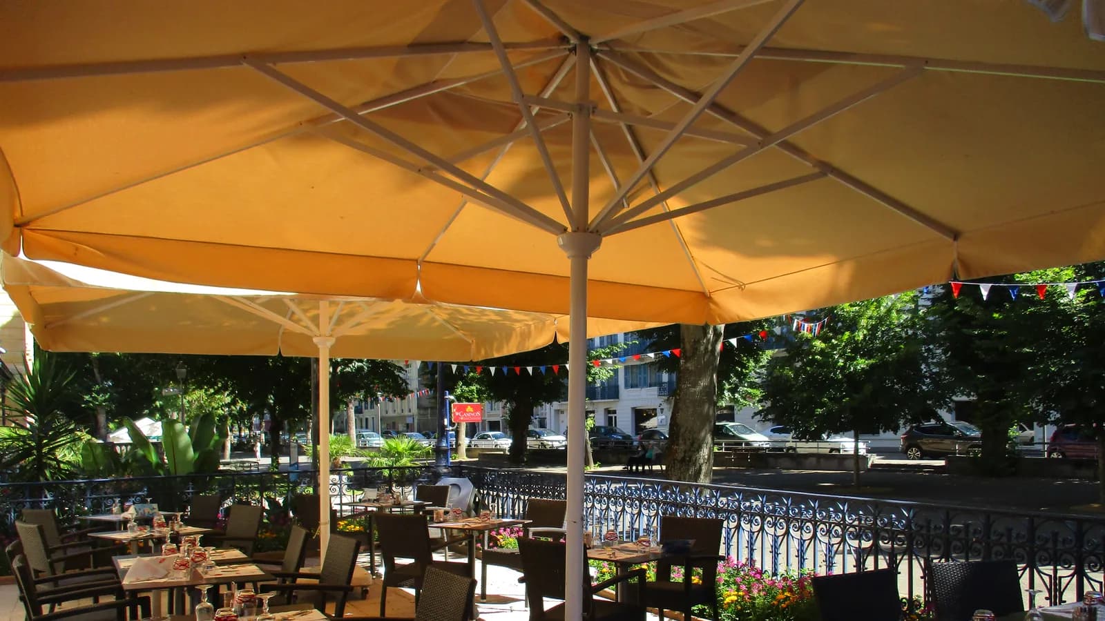 Terrasse de restaurant, sans clients.