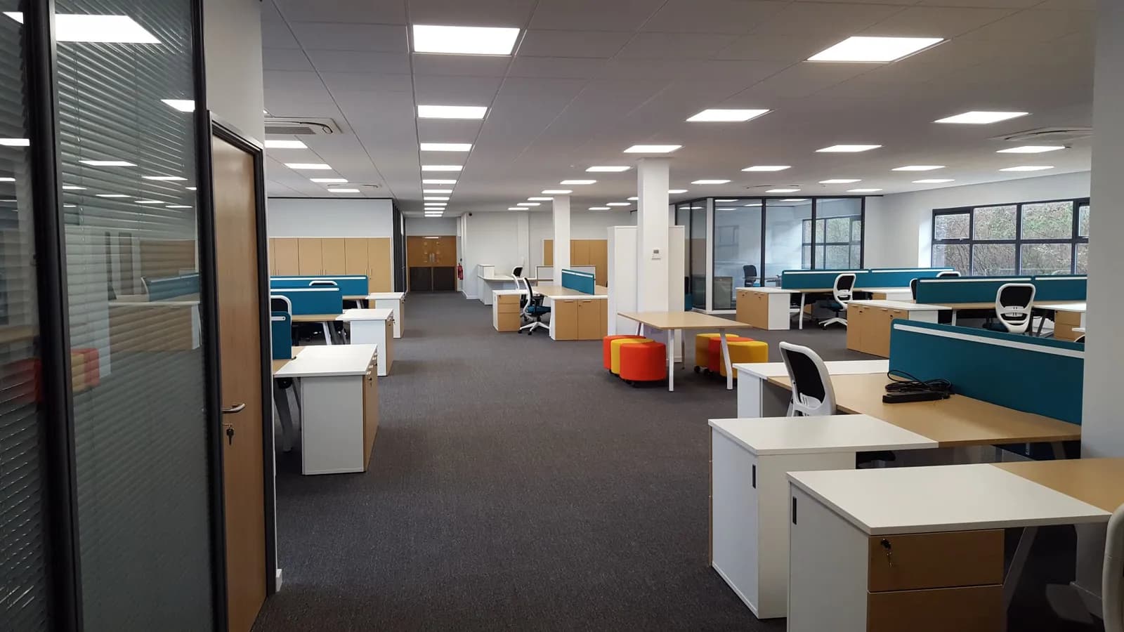 Plateau de bureaux inoccupé.